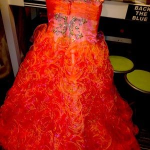 Size 8 to 12 it is adjustable it came this way